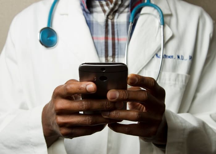 Médicos estudando juntos